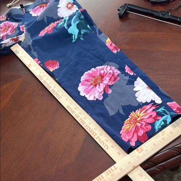 Rare floral Avery Banana Republic Floral Pants in Navy Pink cropped with pockets - Picture 8 of 10